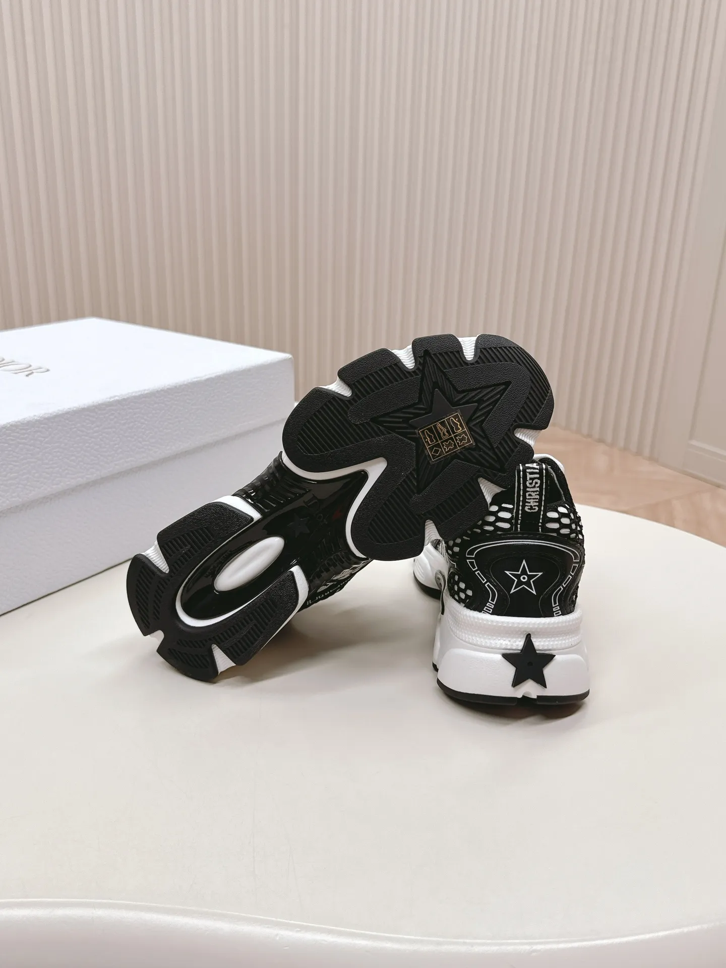👟👟Ex-factory price 620👟👟 Hot item, star model 2024 main hot item, the newly released Dior Chrono new casual sports shoes, running shoes, dad shoes are really cool, full of futuristic feeling! Really cool! Once again interpreting Dior's concept of cool fashion, the lucky star will bless you with good luck. The new EVA sole is super light and super soft! A perfect replica of the original! Fully matched material and mold! ! 35-40